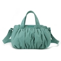 Detailansicht der mintgrünen Rafftasche aus Nylon mit Falten und Markenlogo - Azurgrün