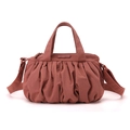 Detail der karamellfarbenen Cloud-Bag mit Joyful Fox Logo und verstellbarem Gurt - Beerenrot