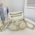 Chique beige rugzak met kettingdetail en multi-pocket design in glanzend PU-leer - Broken Wit