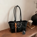 Borsa tote nera capiente con cuciture bianche a contrasto e dettaglio corda arancione - Nero con ciondolo
