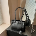 Grande borsa tote nera con cuciture a contrasto bianche e dettaglio fibbia in pelle - Nero senza Ciondolo