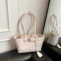 Elegante borsa tote in ecopelle beige con fibbia decorativa e tracolla - Bianco Senza Pendente