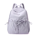 Détail d'un sac à dos en nylon lavande avec plis à cordon et décoration de nœud - Lavande