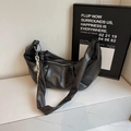 Sac à bandoulière noir en cuir PU souple avec pendentif clochette argentée élégant - Noir avec pendentif