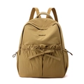 Détail du sac à dos en nylon kaki avec logo et poche avant ornée d'un nœud papillon - Jaune Terre