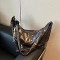 Sac bandoulière demi-lune marron foncé en similicuir avec plis et nœud décoratif - Café avec Pendentif