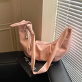 Sac hobo demi-lune rose chic avec bandoulière large nouée et gland décoratif - Rose avec pendentif