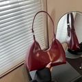 Dunkelrote Halbmond-Achseltasche aus glänzendem Kunstleder mit verstellbarem Riemen - Rot