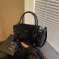 Borsa tote minimalista in pelle nera lucida con manici superiori e tracolla regolabile - Nero