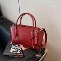 Borsa tote retrò bordeaux in pelle lucida con tracolla regolabile in argento metallico - Borgogna