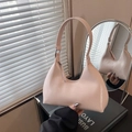 Minimalistische hellrosa halbmondförmige Schultertasche aus Premium-Kunstleder - Rosa