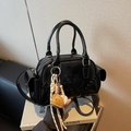 Glänzende schwarze Schultertasche mit CULTIAVTER Prägung und Baseball-Charm-Anhänger - Mit Anhänger / Schwarz