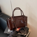 Borsa tote in pelle lucida marrone scuro con doppi manici e tracolla regolabile - Marrone