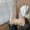 Minimalistische cremeweiße Halbmond-Hobo-Tasche aus glänzendem Kunstleder für Damen - Weiß