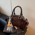 Schokoladenbraune Vintage Boston Bag mit Buchstabenprägung und Baseball-Anhängern - Mit Anhänger / Braun