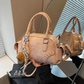 Pfirsichrosa große Schultertasche aus Kunstleder mit geprägtem Cultiavter Logo - Mit Anhänger / Rosa