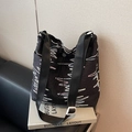 Zwarte gewatteerde tote bag met kleurrijk borduursel en verstelbare schouderriem - Zwart