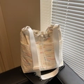 Off-white bubble stof bucket bag met kleurrijk golvend borduursel en een brede schouderriem - Off-wit