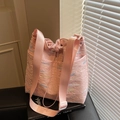 Roze canvas emmertas met reliëfborduurwerk en een verstelbare nylon schouderband - Roze