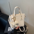 Bolso saco beige con estrellas en relieve, colgante de mariposa y herrajes dorados - Blanco Crema Con Colgante