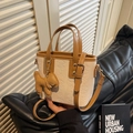 Bolso tipo cubo crema y marrón con estrellas grabadas y colgante de perro - Beige y Caqui Con Colgante