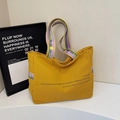 Grand sac fourre-tout jaune tendance avec bandoulière colorée et lettrage anglais - Jaune