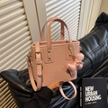 Bolso bombonera rosa con relieve de estrellas y un colgante de perro en cuero a juego - Rosa con colgante