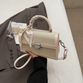 Sac bandoulière beige tressé avec foulard en soie et boucle argentée chic - Blanc Cassé
