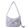 Dettaglio borsa tote in nylon lavanda con fiocco decorativo e tracolla con arricciatura - Lavanda