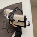 Sac à main beige tissé avec bordure en cuir noir et foulard en soie décoratif - Blanc et Noir Épissage