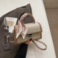 Sac à main bicolore en tissage avec bordure en cuir marron et foulard décoratif - Patchwork Blanc & Kaki