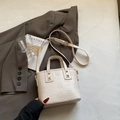Elegante cremeweiße Würfel-Beuteltasche mit geometrischer Prägung und Gurt - Off-White Ohne Anhänger