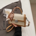 Sac à main en paille avec finitions en cuir marron et poignée décorée d'un foulard en soie - Blanc et Marron