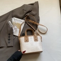 Cremeweiße Umhängetasche in Eimerform mit braunem Besatz und Sternenprägung - Beige & Khaki Ohne Anhänger