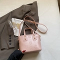 Rosafarbene Eimertasche mit Sternenprägung und goldener Hardware auf schickem Grund - Rosa Ohne Anhänger