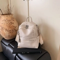 Schicker cremeweißer Rucksack aus PU-Leder mit mehreren Reißverschlussfächern für den Alltag - Beige