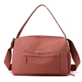 Detail der strapazierfähigen Reisetasche aus Nylon in Rosé mit Reißverschluss vorne - Beerenrot