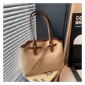Detalle de bolso tote de cuero beige y marrón con textura de grano y hebilla de metal - Caqui