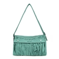 Dettaglio della borsa a spalla plissettata verde petrolio con borchie e tracolla - Verde Azzurro