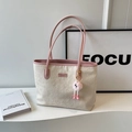 Borsa tote in pelle crema con manici rosa, motivi goffrati e ciondolo mostro di peluche - Rosa