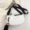 Borsa a sella in nylon bianco con tracolla larga nera e dettaglio patch moda - Bianco