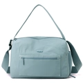 Dettaglio della borsa da viaggio in nylon azzurro con tasca frontale con cerniera - Blu Nebbia