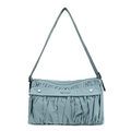 Dettaglio macro della borsa a spalla in nylon blu a pieghe con hardware argento - Blu Nebbia