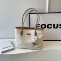 Borsa tote in pelle bianco sporco con motivi a rilievo, manici marroni e ciondolo peluche - Cachi