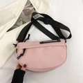 Borsa a tracolla a mezzaluna in nylon rosa con ampia tracolla regolabile e patch - Rosa