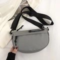 Borsa a sella in nylon grigio con ampia tracolla nera regolabile e logo moda - Grigio