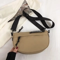 Borsa a sella in nylon kaki con ampia tracolla nera regolabile ed etichetta moda - Cachi
