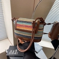 Bolso bandolera de paja a rayas de colores con base y asas de cuero marrón - Azul