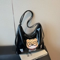 Große schwarze Lackleder-Tote Bag mit Cartoon-Katzenmotiven und praktischem Schultergurt - Schwarz