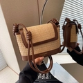 Bolso bandolera de paja y cuero marrón con solapa y letras doradas de moda - Caqui